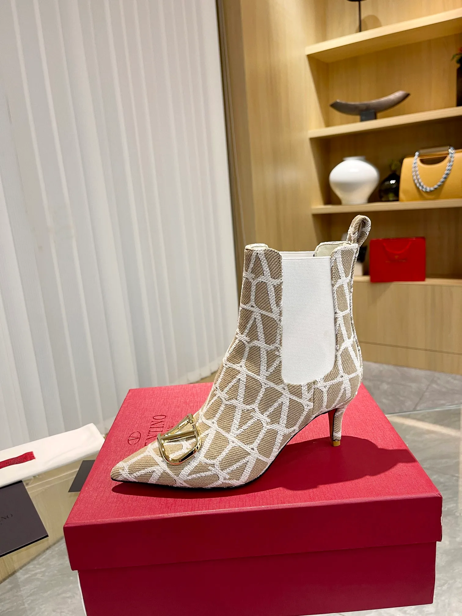 👟👟Ex-factory price 560👟👟 Genuine leather sole +40 [Valentino] Valentino ~ Unique [V logo fabric print pattern] with light gold metal [V buckle] fashion women's boots: Made with original craftsmanship, comfortable and versatile, showing long legs! Absolutely classy! Fabric: High-grade fabric printed cloth➕Imported sheepskin lining⚡Boot shaft. [Light Gold V Buckle] Decorative accessory! Outsole: 2 types: non-slip and wear-resistant rubber outsole and Italian leather sole. Size: 35−41 (customized sizes 34-42). Rubber sole, leather sole +40